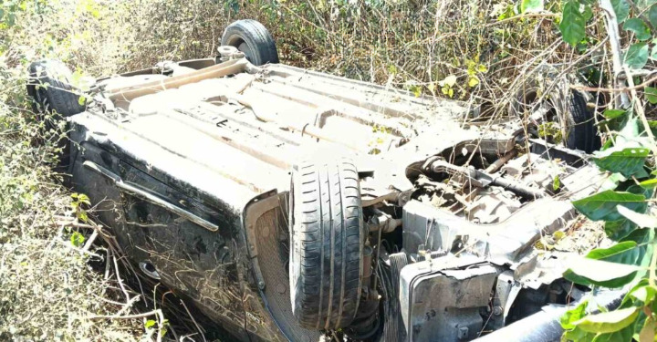 पाचोरा रस्त्यावरील नांद्रेजवळील वळणावर चारचाकीचे नियंत्रण सुटले